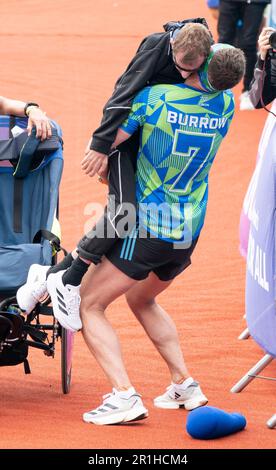 Rob Burrow et Kevin Sinfield franchissent la ligne d'arrivée du marathon de Leeds de Rob Burrow en 2023, qui a commencé et s'est terminé au stade Headingley, à Leeds. Date de la photo: Dimanche 14 mai 2023. Banque D'Images