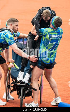 Rob Burrow et Kevin Sinfield franchissent la ligne d'arrivée du marathon de Leeds de Rob Burrow en 2023, qui a commencé et s'est terminé au stade Headingley, à Leeds. Date de la photo: Dimanche 14 mai 2023. Banque D'Images