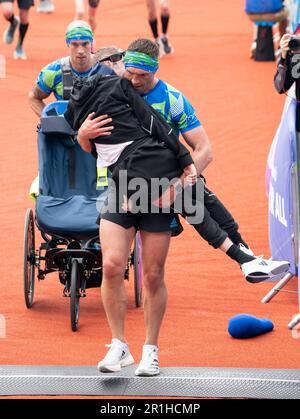 Rob Burrow et Kevin Sinfield franchissent la ligne d'arrivée du marathon de Leeds de Rob Burrow en 2023, qui a commencé et s'est terminé au stade Headingley, à Leeds. Date de la photo: Dimanche 14 mai 2023. Banque D'Images