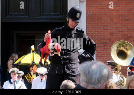 Covent Garden, Londres, Royaume-Uni. 14th mai 2023. Le Covent Garden May Fayre & Puppet Festival où les professeurs de Punch & Judy et les marionnettistes de tout le pays et de l'étranger se réunissent pour se produire dans le jardin de l'église St Paul. Crédit : Matthew Chattle/Alay Live News Banque D'Images