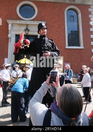 Covent Garden, Londres, Royaume-Uni. 14th mai 2023. Le Covent Garden May Fayre & Puppet Festival où les professeurs de Punch & Judy et les marionnettistes de tout le pays et de l'étranger se réunissent pour se produire dans le jardin de l'église St Paul. Crédit : Matthew Chattle/Alay Live News Banque D'Images