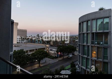 Santa Monica, Californie, États-Unis: Lever du soleil sur 7th Street à Santa Monica avec des nuages roses comme vu d'un balcon à l'hôtel approprié Banque D'Images