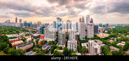 Atlanta, Géorgie, États-Unis surplombant Piedmont Park au crépuscule. Banque D'Images