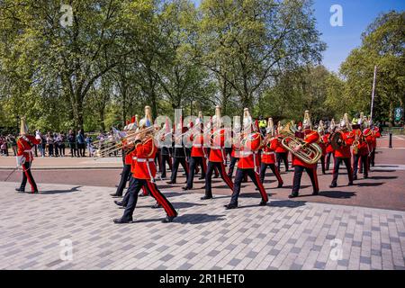 Londres, Royaume-Uni. 14th mai 2023. La parade combinée de Cavalry en 100th à Hyde Park. 2 000 les troupes de Cavalry, les anciens combattants et les cadets marchent avec des bandes militaires à leur mémorial pour un service en présence de HRH le duc de Kent, et la couronne pose au Mémorial de George et Dragon Cavalry. La majorité ne sont pas en uniforme, portant des costumes et des cravates régimentaires, avec des officiers en chapeaux de bowler et portant des parapluies à fourrure. Crédit : Guy Bell/Alay Live News Banque D'Images