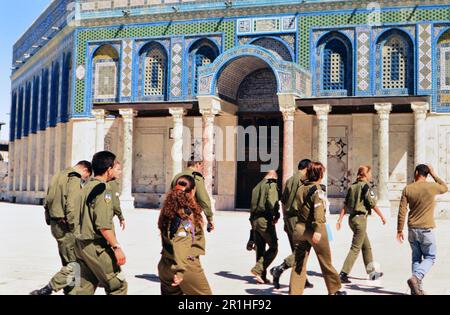 Israël : la vieille ville de Jérusalem : les jeunes troupes de l'armée israélienne profitent d'une visite au Dôme du Rocher. Photo de Joan Iaconetti ca. 1995 Banque D'Images