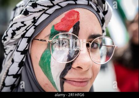 Madrid, Espagne. 14th mai 2023. Une femme avec un drapeau palestinien peint sur son visage est vue lors d'une manifestation pour le 75th anniversaire de la Nakba. La communauté palestinienne de Madrid a protesté contre les violences dans la bande de Gaza qui ont augmenté ces derniers jours et exigé la liberté de la Palestine. Credit: Marcos del Mazo/Alay Live News Banque D'Images