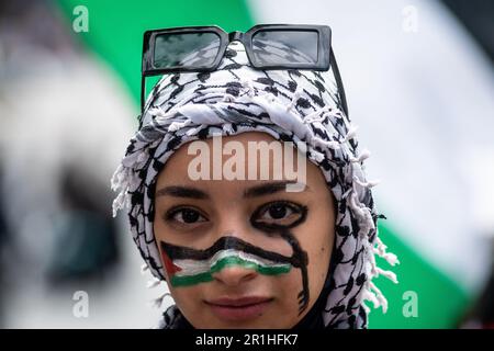 Madrid, Espagne. 14th mai 2023. Une femme avec un drapeau palestinien peint sur son visage est vue lors d'une manifestation pour le 75th anniversaire de la Nakba. La communauté palestinienne de Madrid a protesté contre les violences dans la bande de Gaza qui ont augmenté ces derniers jours et exigé la liberté de la Palestine. Credit: Marcos del Mazo/Alay Live News Banque D'Images