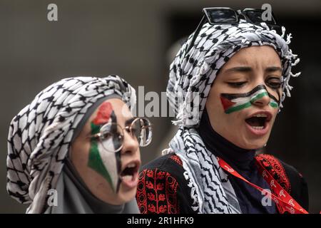 Madrid, Espagne. 14th mai 2023. Des femmes avec un drapeau palestinien peint sur leur visage sont vues crier lors d'une manifestation pour le 75th anniversaire de la Nakba. La communauté palestinienne de Madrid a protesté contre les violences dans la bande de Gaza qui ont augmenté ces derniers jours et exigé la liberté de la Palestine. Credit: Marcos del Mazo/Alay Live News Banque D'Images