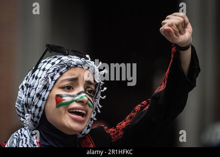 Madrid, Espagne. 14th mai 2023. Une femme avec un drapeau palestinien peint sur son visage est vue crier lors d'une manifestation pour le 75th anniversaire de la Nakba. La communauté palestinienne de Madrid a protesté contre les violences dans la bande de Gaza qui ont augmenté ces derniers jours et exigé la liberté de la Palestine. Credit: Marcos del Mazo/Alay Live News Banque D'Images