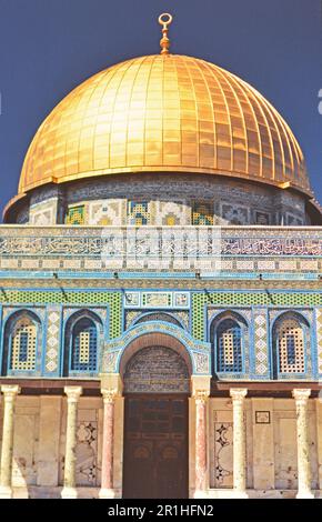 Israël: Jérusalem: Le Dôme d'or de la Mosquée de roche, site biblique du sacrifice d'Abraham de son fils Isaac. Photo de Joan Iaconetti ca. 1995-1999 Banque D'Images