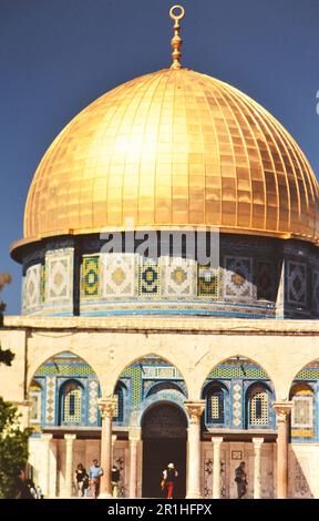 Israël: Jérusalem: Le Dôme d'or de la Mosquée de roche, site biblique du sacrifice d'Abraham de son fils Isaac. Photo de Joan Iaconetti ca. 1995-1999 Banque D'Images