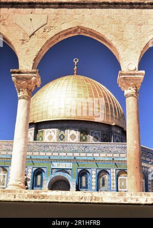 Israël: Jérusalem: Le Dôme d'or de la Mosquée de roche, site biblique du sacrifice d'Abraham de son fils Isaac. Photo de Joan Iaconetti ca. 1995-1999 Banque D'Images