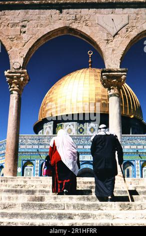 Israël: Jérusalem: Des hommes musulmans marchant vers le Dôme d'or de la mosquée de roche, site biblique du sacrifice d'Abraham de son fils Isaac. Photo de Joan Iaconetti ca. 1995-1999 Banque D'Images