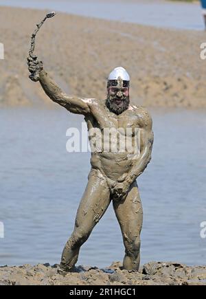 Maldon Essex, Royaume-Uni. 14th mai 2023. Joel Hicks, le responsable du financement. La course de Maldon Mud revient à Promenade Park dans l'Essex pour célébrer 50 ans depuis la première course, quand en 1973, un homme local a été mis au défi de donner un tuxedo pour servir un repas sur la rive de la rivière. Cela a ensuite conduit à une course de l'autre côté de la rivière où les habitants ont dû boire une pinte d'un baril de bière avant de revenir en course. La course est lancée sur un parcours de 450 mètres de l'autre côté de la rivière Blackwater et ne peut avoir lieu qu'à marée basse. Crédit : MARTIN DALTON/Alay Live News Banque D'Images