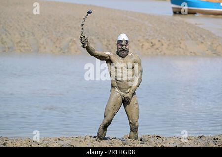 Maldon Essex, Royaume-Uni. 14th mai 2023. Joel Hicks, le responsable du financement. La course de Maldon Mud revient à Promenade Park dans l'Essex pour célébrer 50 ans depuis la première course, quand en 1973, un homme local a été mis au défi de donner un tuxedo pour servir un repas sur la rive de la rivière. Cela a ensuite conduit à une course de l'autre côté de la rivière où les habitants ont dû boire une pinte d'un baril de bière avant de revenir en course. La course est lancée sur un parcours de 450 mètres de l'autre côté de la rivière Blackwater et ne peut avoir lieu qu'à marée basse. Crédit : MARTIN DALTON/Alay Live News Banque D'Images