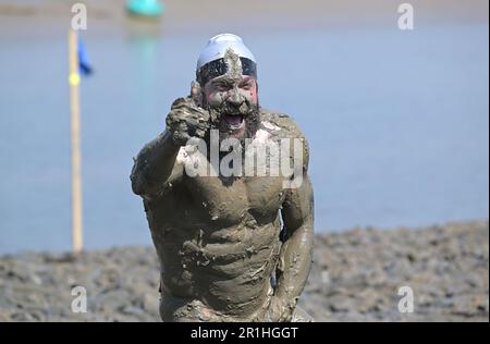 Maldon Essex, Royaume-Uni. 14th mai 2023. Joel Hicks, le responsable du financement. La course de Maldon Mud revient à Promenade Park dans l'Essex pour célébrer 50 ans depuis la première course, quand en 1973, un homme local a été mis au défi de donner un tuxedo pour servir un repas sur la rive de la rivière. Cela a ensuite conduit à une course de l'autre côté de la rivière où les habitants ont dû boire une pinte d'un baril de bière avant de revenir en course. La course est lancée sur un parcours de 450 mètres de l'autre côté de la rivière Blackwater et ne peut avoir lieu qu'à marée basse. Crédit : MARTIN DALTON/Alay Live News Banque D'Images