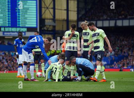 Phil Foden de Manchester City reçoit un traitement lors du match de la Premier League à Goodison Park, Liverpool. Date de la photo: Dimanche 14 mai 2023. Banque D'Images