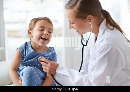 Enfant, pédiatre heureux et stéthoscope pour le conseil en soins de santé, vérifier les poumons et écouter le rythme cardiaque. Femme, médecin et jeune fille Banque D'Images