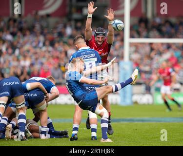 Gus Warr #9 de sale Sharks libère le ballon sous la pression de Cameron Henderson #5 de Leicester Tigerspendant le match semi-final de Gallagher Premiership sale Sharks vs Leicester Tigers au AJ Bell Stadium, Eccles, Royaume-Uni, 14th mai 2023 (photo de Steve Flynn/News Images) Banque D'Images