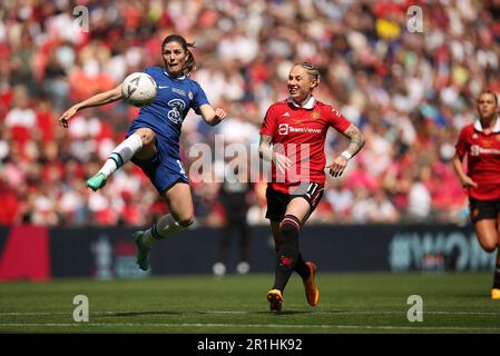 Londres, Royaume-Uni. 14th mai 2023. Maren Mjelde, de Chelsea Women, débarque de Leah Galton, de Manchester United Women, lors du match final de la coupe féminine de football entre Chelsea Women et Manchester United Women au stade Wembley, Londres, Angleterre, le 14 mai 2023. Photo de Ken Sparks. Utilisation éditoriale uniquement, licence requise pour une utilisation commerciale. Aucune utilisation dans les Paris, les jeux ou les publications d'un seul club/ligue/joueur. Crédit : UK Sports pics Ltd/Alay Live News Banque D'Images