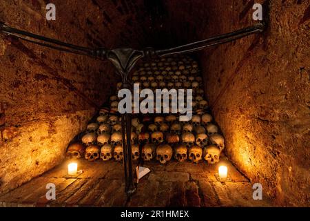 BRNO, TCHÉQUIE - 7 SEPTEMBRE 2021: Crânes dans l'ossuaire sous St Eglise James à Brno, République tchèque Banque D'Images