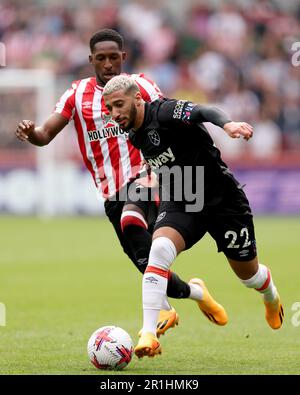 Saïd Benrahma (à droite) de West Ham United et Shandon Baptiste de Brentford se battent pour le ballon en action lors du match de la première Ligue au Gtech Community Stadium, à Londres. Date de la photo: Dimanche 14 mai 2023. Banque D'Images