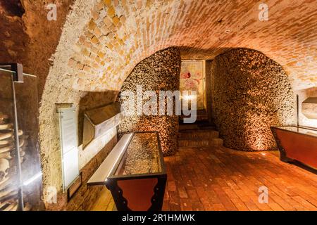 BRNO, TCHÉQUIE - 7 SEPTEMBRE 2021 : ossuaire souterrain sous l'église Saint-Laurent James à Brno, République tchèque Banque D'Images