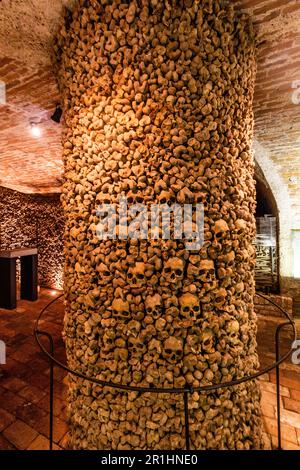 BRNO, TCHÉQUIE - 7 SEPTEMBRE 2021 : ossuaire souterrain sous l'église Saint-Laurent James à Brno, République tchèque Banque D'Images