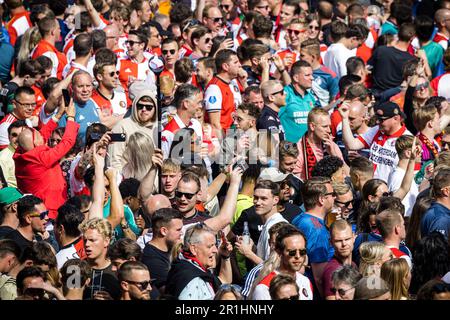 ROTTERDAM - les fans de Feyenoord dans le centre de Rotterdam, avant le match de leur club contre Go Ahead Eagles. Feyenoord est champion avec une victoire. En cas de perte ou de tirage, il y aura des rapprochements avec FC Emmen et vitesse. ANP ROB ENGELAR Banque D'Images