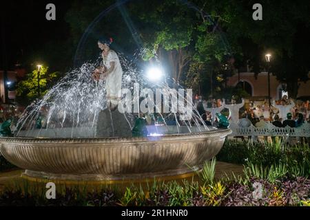 Fontaine Mestiza dans le parc du canton Francisco à Valladolid Yucatan Mexique Banque D'Images