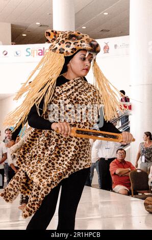 Les danseurs Mazatlan au Mexique exécutent des danses folkloriques traditionnelles Banque D'Images