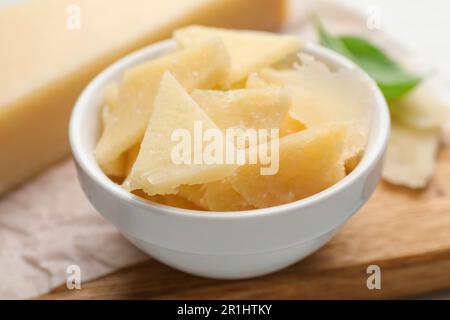 Bol avec morceaux de parmesan sur la table, gros plan Banque D'Images