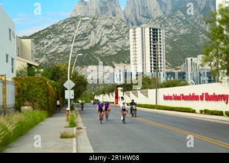 Mexique, San Pedro Garza Garcia - 27 août 2022: Rue de la ville près des montagnes, vue floue Banque D'Images