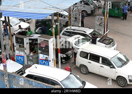 Dhaka, Bangladesh. 14th mai 2023. Les conducteurs de véhicules font la queue pour faire le plein de gaz naturel comprimé (GNC) dans une station GNC pendant la crise du gaz à Dhaka, Bangladesh, on 14 mai 2023 Credit: Mamunur Rashid/Alamy Live News Banque D'Images