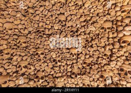 BRNO, TCHÉQUIE - 7 SEPTEMBRE 2021 : ossuaire souterrain sous l'église Saint-Laurent James à Brno, République tchèque Banque D'Images