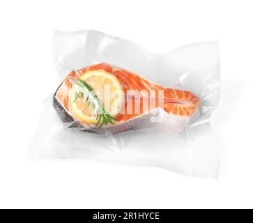 Saumon avec citron dans un sac sous vide sur fond blanc, vue du dessus Banque D'Images