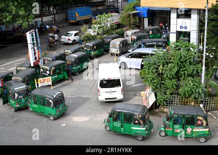 Dhaka, Bangladesh. 14th mai 2023. Les conducteurs de véhicules font la queue pour faire le plein de gaz naturel comprimé (GNC) dans une station GNC pendant la crise du gaz à Dhaka, Bangladesh, on 14 mai 2023 Credit: Mamunur Rashid/Alamy Live News Banque D'Images