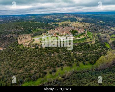 Ville médiévale fortifiée de Pedraza à Segovia vue panoramique générale aérienne est Banque D'Images