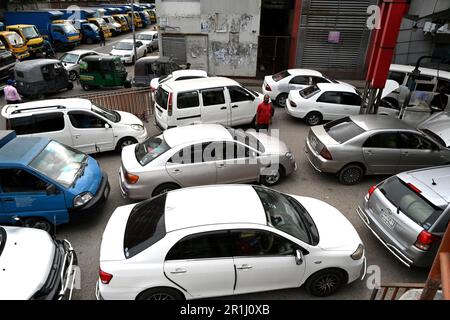 Dhaka, Bangladesh. 14th mai 2023. Les conducteurs de véhicules font la queue pour faire le plein de gaz naturel comprimé (GNC) dans une station GNC pendant la crise du gaz à Dhaka, Bangladesh, on 14 mai 2023 Credit: Mamunur Rashid/Alamy Live News Banque D'Images