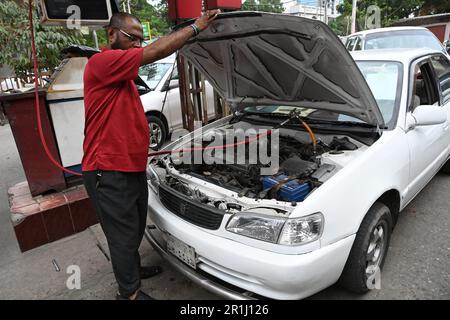Dhaka, Bangladesh. 14th mai 2023. Les conducteurs de véhicules doivent remplir leurs véhicules de gaz naturel comprimé (GNC) à une station GNC pendant la crise du gaz à Dhaka, Bangladesh, on 14 mai 2023 Credit: Mamunur Rashid/Alamy Live News Banque D'Images