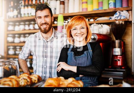 Étaient prêts à vous servir. copropriétaires d'un café debout ensemble. Banque D'Images