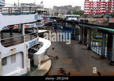 Dhaka, Dhaka, Bangladesh. 14th mai 2023. En raison de l'impact du Super Cyclone Mocha, le gouvernement a annoncé la fermeture de tous les types de trafic maritime au Bangladesh pour des raisons de sécurité. Tous les lancements de passagers sont alignés à Sadarghat à Dhaka. (Credit image: © Syed Mahabubul Kader/ZUMA Press Wire) USAGE ÉDITORIAL SEULEMENT! Non destiné À un usage commercial ! Banque D'Images