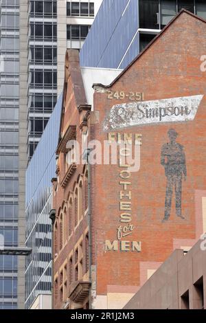 645 annonce fanée - Rex Simpson - sur le mur d'une maison construite en 1912 sur la rue Pitt. Sydney-Australie. Banque D'Images