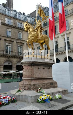 Les royalisttes d'action française ont été défilés dans Paris et ont été déplacés d'une gerbe au pied de la statue de Jeanne d'Arc, en public à bas-la-république Banque D'Images