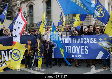 Les royalisttes d'action française ont été défilés dans Paris et ont été déplacés d'une gerbe au pied de la statue de Jeanne d'Arc, en public à bas-la-république Banque D'Images