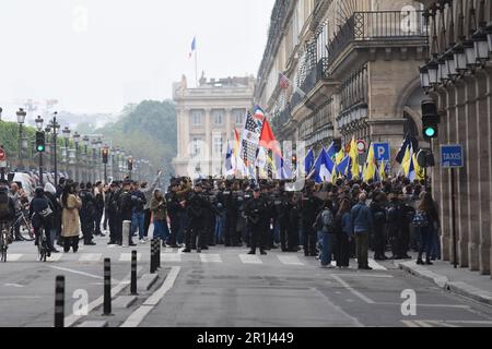 Les royalisttes d'action française ont été défilés dans Paris et ont été déplacés d'une gerbe au pied de la statue de Jeanne d'Arc, en public à bas-la-république Banque D'Images