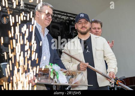 Maasmechelen, Belgique. 14th mai 2023. Luca Brecel, joueur de snooker belge, est vu lors des festivités organisées pour le titre de champion du monde de Snooker de Luca Brecel à Maasmechelen, dimanche 14 mai 2023. Luca Brecel s'est couronné champion du monde de snooker pour la première fois de sa carrière début mai au Crucible Theatre de Sheffield. En finale, le Limburger, âgé de 28 ans, a remporté 18-15 contre Mark Selby, l'Anglais. La ville organise une grande fête pour célébrer cette réalisation spéciale, Brecel est le premier Belge à remporter le titre de champion du monde en snooker. Credit: Belga News Agency/Alay Live News Banque D'Images