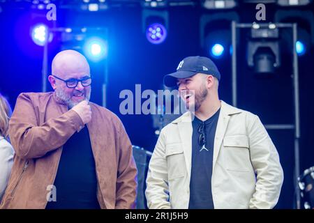 Maasmechelen, Belgique. 14th mai 2023. Le père de Luca Carlo Brecel et le joueur de snooker belge Luca Brecel sont vus lors des festivités organisées pour le titre de champion du monde de Snooker de Luca Brecel à Maasmechelen, dimanche 14 mai 2023. Luca Brecel s'est couronné champion du monde de snooker pour la première fois de sa carrière début mai au Crucible Theatre de Sheffield. En finale, le Limburger, âgé de 28 ans, a remporté 18-15 contre Mark Selby, l'Anglais. La ville organise une grande fête pour célébrer cette réalisation spéciale, Brecel est le premier Belge à remporter le titre de champion du monde en snooker. Crédit: B Banque D'Images