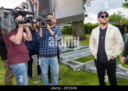 Maasmechelen, Belgique. 14th mai 2023. Luca Brecel (R), joueur de snooker belge, est vu lors des festivités organisées pour le titre de champion du monde de Snooker de Luca Brecel à Maasmechelen, dimanche 14 mai 2023. Luca Brecel s'est couronné champion du monde de snooker pour la première fois de sa carrière début mai au Crucible Theatre de Sheffield. En finale, le Limburger, âgé de 28 ans, a remporté 18-15 contre Mark Selby, l'Anglais. La ville organise une grande fête pour célébrer cette réalisation spéciale, Brecel est le premier Belge à remporter le titre de champion du monde en snooker. Crédit: Belga News Agency/Alay Live Banque D'Images