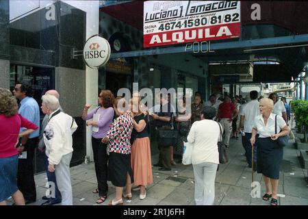 Crise bancaire en Argentine, gros signaux qui se sont empais de réclamer des dépôts, Buenos Aires, décembre 2001 Banque D'Images